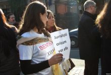 Jurnaliști și activiști civici au protestat în 2017 la Consiliul Superior al Magistraturii împotriva anonimizării excesive a deciziilor judecătorești. Sursa Foto: Europa Liberă